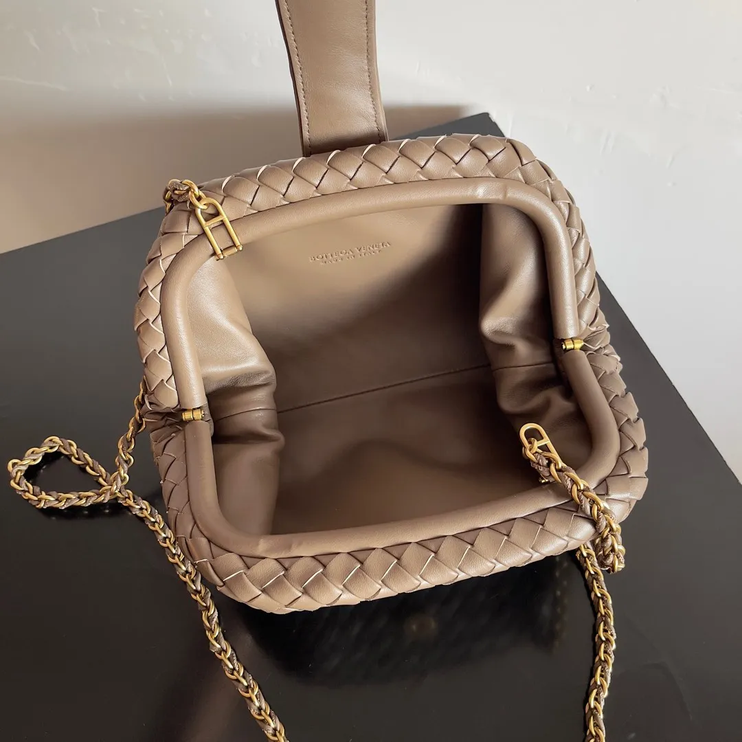 Batch 1880 BOTTEGA VENETA LAUREN 1980 small clutch bag is new! The small size that many people squat on is finally here. The self-adjustable zipper is a highlight of this bag. After being removed, it can be used as a handbag for important occasions. One bag unlocks two carrying methods at the same time. It is practical and has a unique sense of structure and beautiful lines. It is more elegant than a small cloud. It is a tribute to the classics and the pursuit of modernity. Style number: 804038 Size: 27*15*8cm